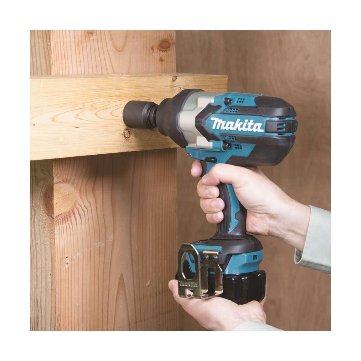 MAKITA AVVITATORE AD IMPULSI 1200Nm A BATTERIA 18V DTW1002ZJ SOLO CORPO IN VALIGIA MAKPAC
