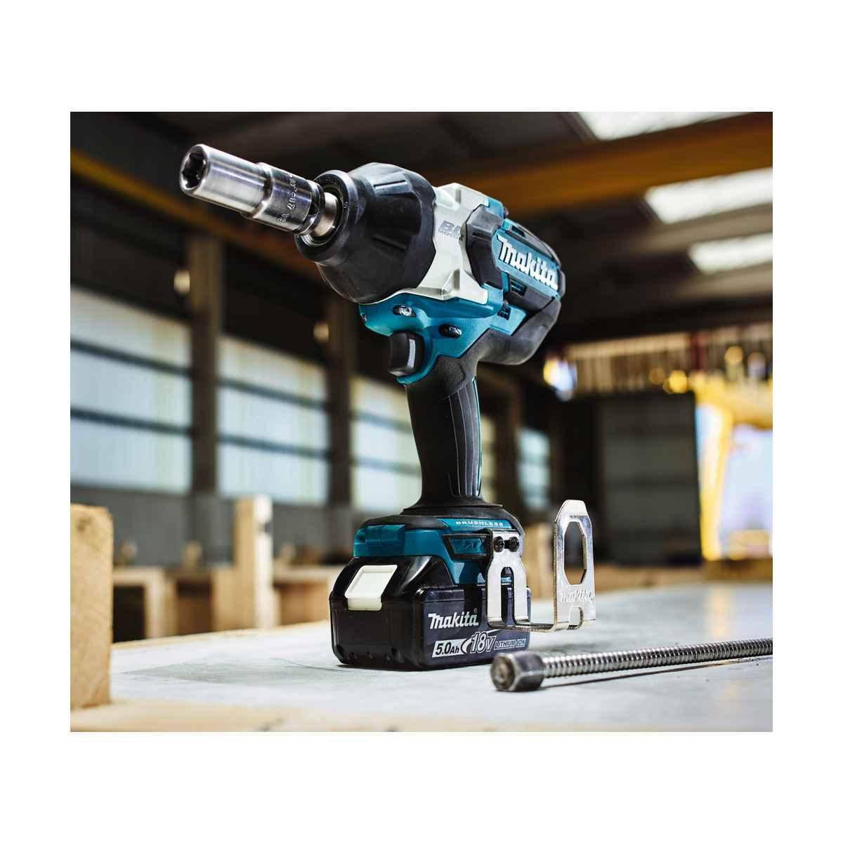 MAKITA AVVITATORE AD IMPULSI 1200Nm A BATTERIA 18V DTW1002ZJ SOLO CORPO IN VALIGIA MAKPAC