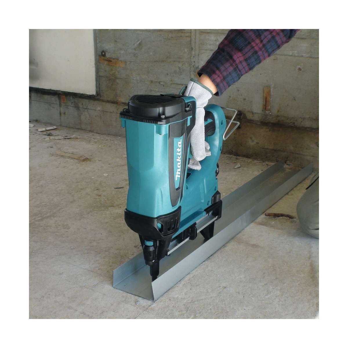 MAKITA CHIODATRICE A GAS PER CALCESTRUZZO GN420CLSE 15-40mm CON 2 BATTERIE 1Ah 7,2V